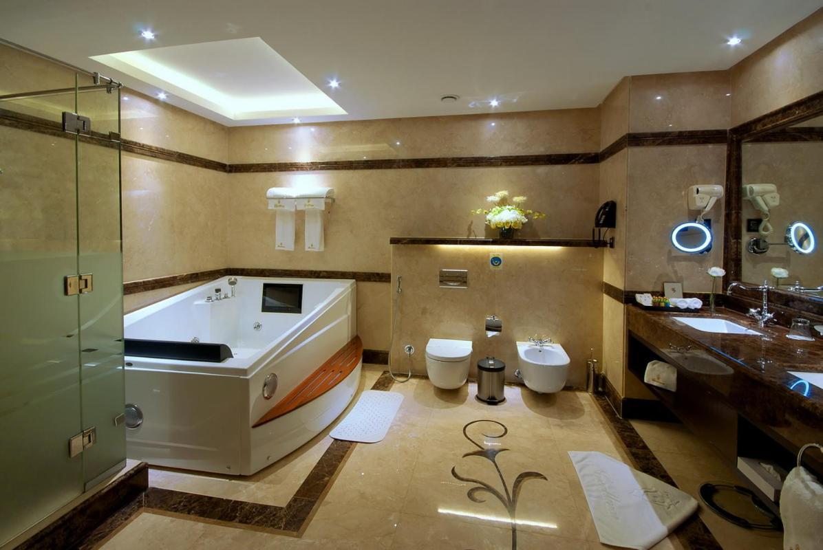 Casablanca Grand Hotel Džidda Exteriér fotografie A modern bathroom